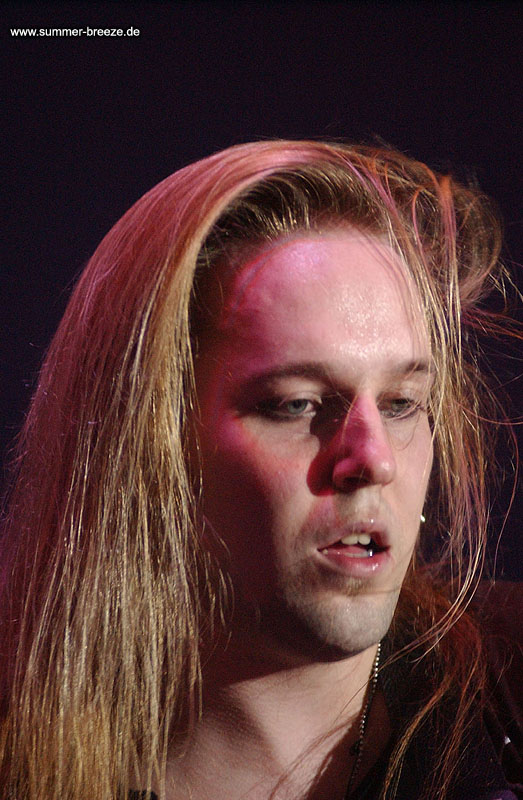 Bild eines Mitglieds der Band Children Of Bodom beim Live-Auftritt.